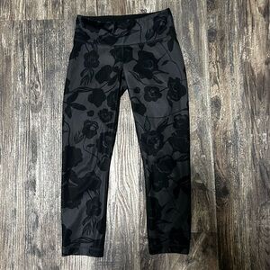 Lululemon Black Gray Floral Leggings Mid Rise L7 Women’s Sz 2